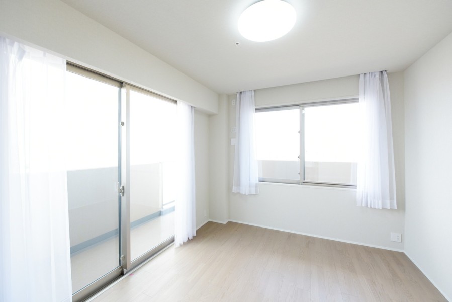 洋室1（約7.4帖）は二面採光で明るく開放的なお部屋です。ゆったりとした広さがありますので、ベッドを置いてもゆったりと過ごすことができる、主寝室におすすめです。