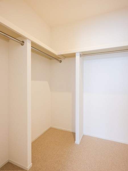 ウォークインクローゼットにはハンガーパイプが備わっているため、ロングコートなどの着丈の長い衣類もしっかりと収納いただけます。