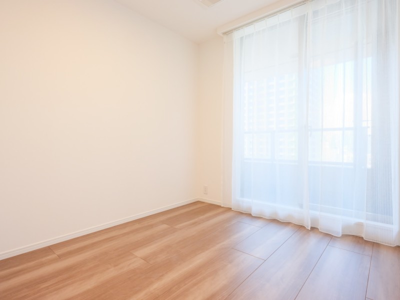 クローゼット付きの洋室2です。住まう方の趣味や感性で飾っていただけるように、シンプルで柔軟性のある内装に仕上げました。