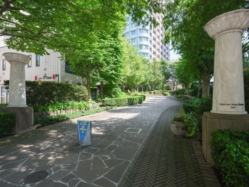 植栽が綺麗に整えられ緑が心地の良さを演出するエントランスです。堂々たる趣の中に居心地の良さも感じさせ、安らぎの居住空間へ誘います