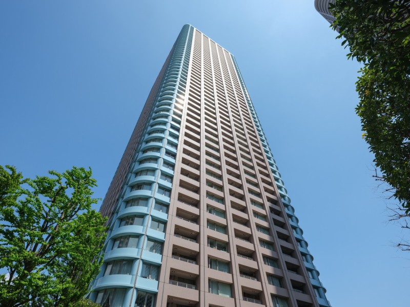 2000年グッドデザイン賞受賞の大規模タワーマンションです。美しいガーデンに囲まれ、街のランドマークにふさわしい眺望の広がりとのびやかさは、快適な都市生活を実現するための暮らしが叶う住環境です。