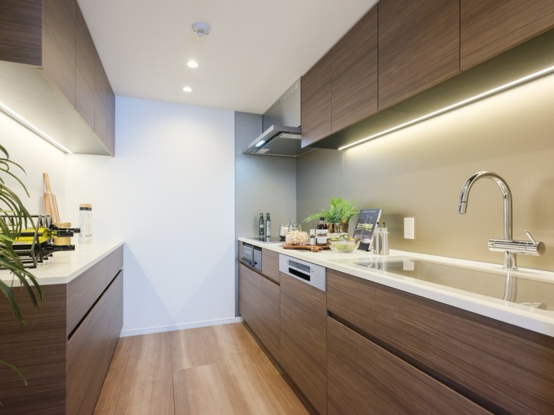 田中工藝製システムキッチンを新規設置しました。美しい面材やスタイリッシュな水栓金具を組み合わせたオリジナルキッチンです。背面には収納豊富なカップボードも備え付けました。