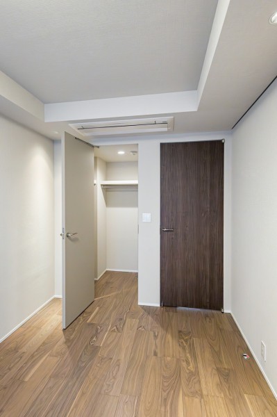 洋室1には頼もしい収納力を持つウォークインクローゼットを備え付けました。枕棚とハンガーラックがあり、オフシーズンの衣類やカバンなどもたっぷりと収納できます。