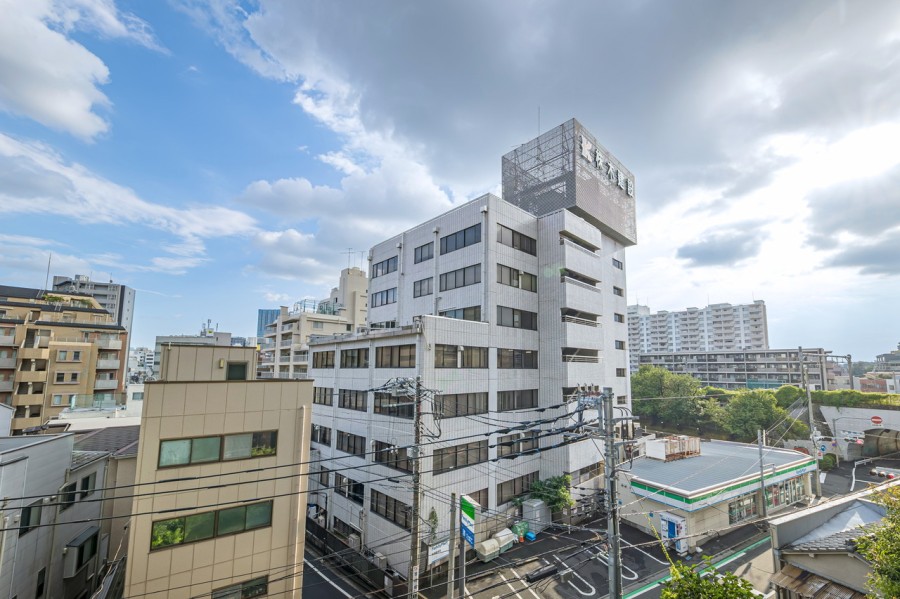 都会でありながらも、広々とした青空の鮮やかなコントラストが楽しめる、のびのびとした景色が広がります。変わりゆく空の色を楽しみながら日々をアップデートできそうです。