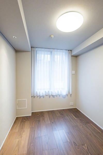 約7.0帖のゆとりある洋室1です。少し大き目のベッドを置いても、居室スペースを広くお使いいただけるので主寝室としてお使いいただけます。窓から差し込む光が心地よい空間にしてくれます。