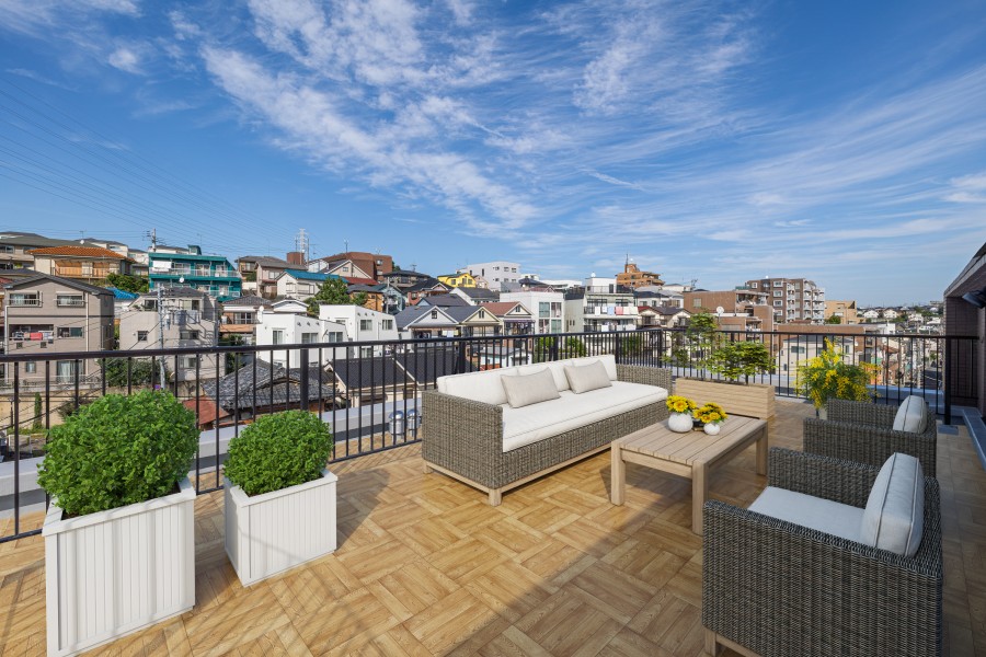 開放感溢れる約35m²のルーフバルコニーです。心地よい風が通り抜け、穏やかな日差しを感じられるリフレッシュタイムにぴったりな空間です。(家具やウッドデッキはイメージです。)