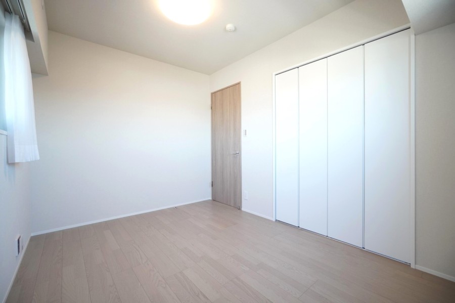洋室2（約6.0帖）はリビングや玄関から離れて自分の時間や課題に集中出来ます。クローゼットを設置していますので、お洋服から小物までたっぷり収納できます。
