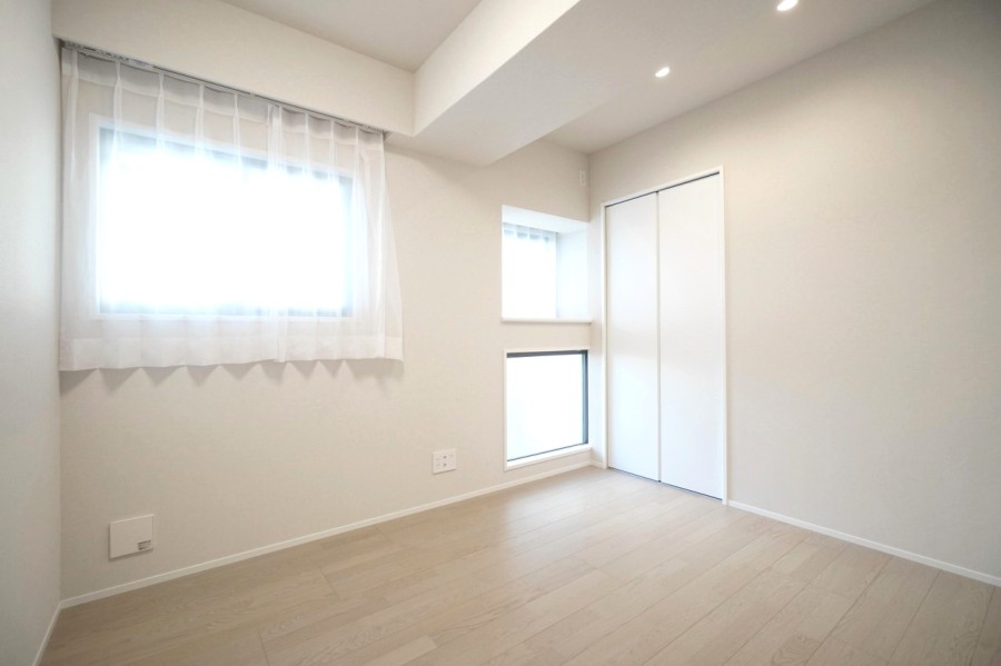 洋室3（約5.0帖）は北向きの窓から優しい光の入るお部屋です。4LDKとお部屋数をしっかりと確保していますので、それぞれが自分の時間やプライバシーをしっかりと守れる間取りになっています。