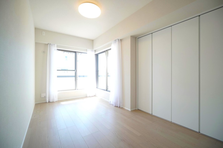 洋室4（約5.8帖）は南向きのバルコニーに面した明るいお部屋です。大き目のクローゼットを設置していますので、たっぷり収納できお部屋を広く使用できます。