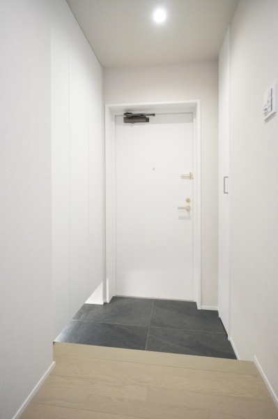 フットライトが優しく足元を照らす玄関です。人感センサーライトを設置しましたので、遅い時間のご帰宅や手が塞がっている時でも自動点灯なので、安心です。明るく家族を迎え入れてくれます。