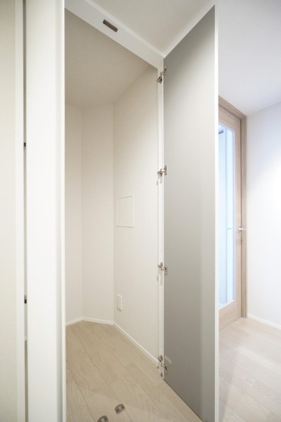 廊下には大き目の収納を設置しましたので、季節ものの家電や災害備蓄品、アウトドア用品などもたっぷり収納出来ます。家族共用のものなども入れやすい場所なので、ファミリークローゼットとしても便利です。