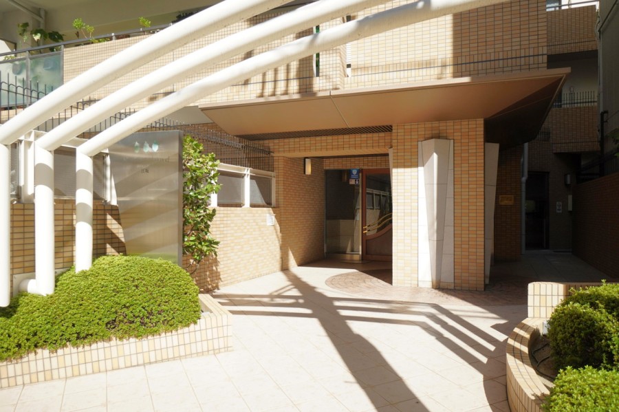 いつもきれいに保たれたエントランスです。ペットも飼育可能ですので、大切なご家族とも安らぎの時間を過ごして頂けます。防犯カメラ、オートロックもございます。管理体制良好です。