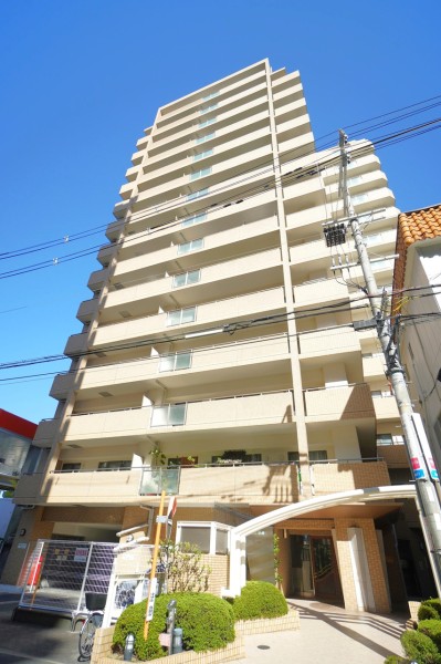 OsakaMetro御堂筋線江坂駅から8分の好立地です。大阪駅までは乗車約12分で到着しますので、通勤・通学にも便利です。近くにはお買い物施設や飲食店なども充実しており、利便性と住環境のバランスの取れたエリアです。