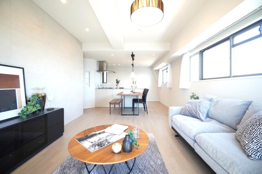 長方形のLDKは家具の配置もしやすくゆったりとくつろぐことができます。床暖房を完備しており、冬も快適に過ごせます。肌触りの良いフローリングは冬も素足で過ごしたくなるような空間です。