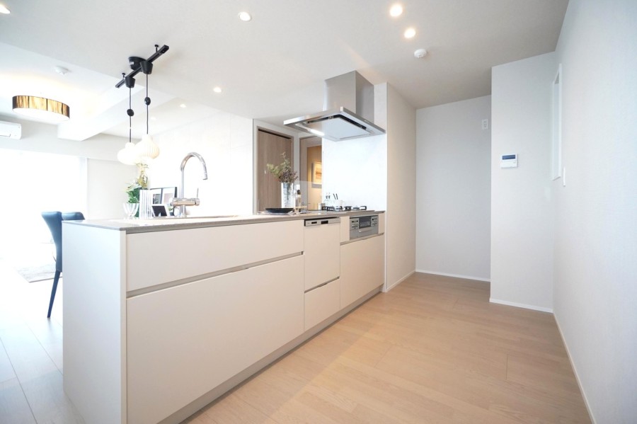 対面式のオープンキッチンで、開放感があります。リビングの家族の様子を見ながら家事が出来ますので、小さなお子様がいらっしゃるご家庭でも安心です。食器洗浄乾燥機完備で、家事の時短にも役立ちます。