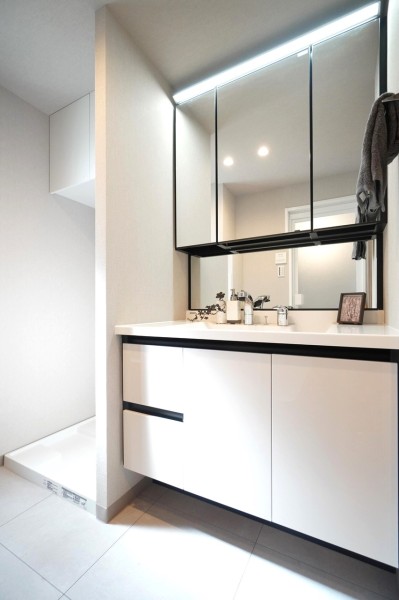 洗面室にも窓があります。LIXIL製の使い勝手の良い洗面台は、お手入れしやすい工夫がされており、清潔に使用できます。タッチレススイッチで手を触れずに照明がonoffでき、手が濡れている時も便利です。