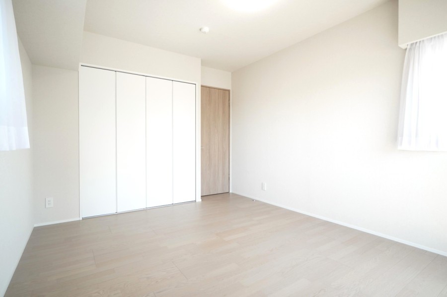 洋室1（約8.1帖）は南向きのバルコニーと西の窓の二面採光です。凹凸の無い綺麗な形のお部屋ですので、家具の配置もしやすく、ベッドを置いても広く使えます。主寝室におすすめです。