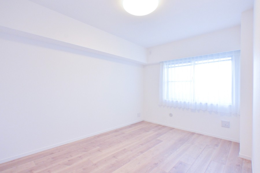 窓から柔らかな自然光が降り注ぐ約7.2帖の洋室1です。クローゼット付きの為、居住スペースを広々とお使いいただけます。