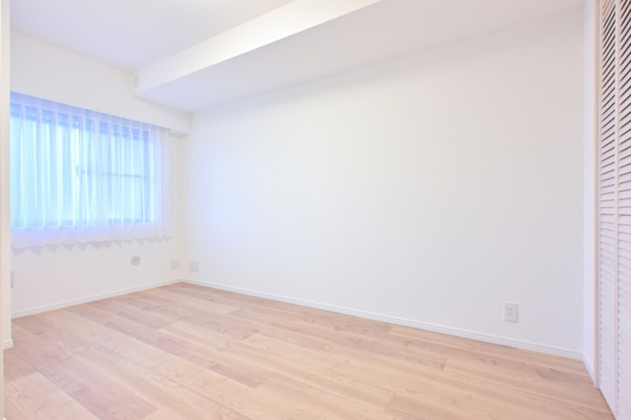 同じくクローゼット付きの洋室2は約6.3帖の広さがあります。凹凸が少なく家具の配置もしやすいお部屋の為、自由なレイアウトをお愉しみいただけます。