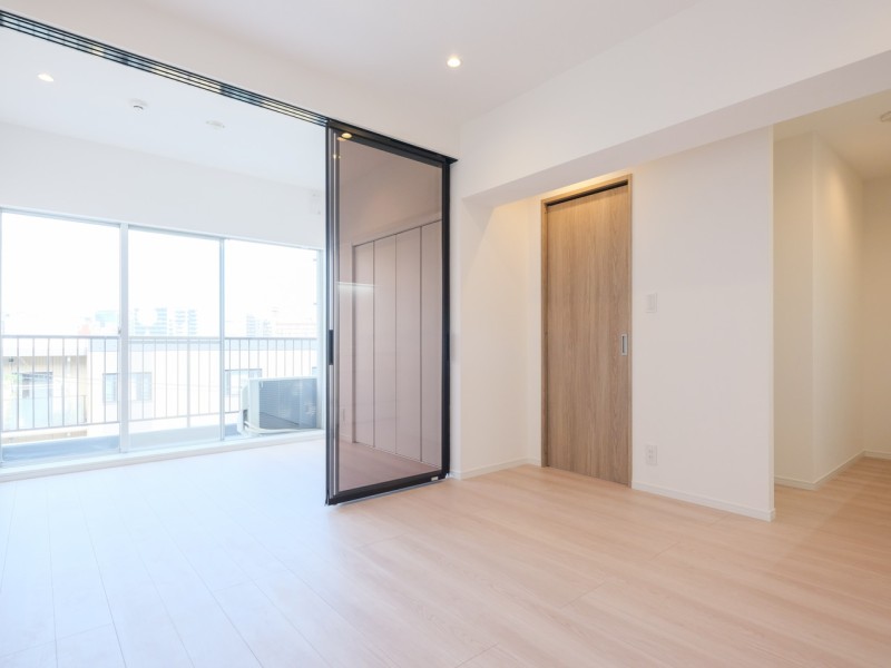 心地よい自然光が降り注ぐダイニングキッチンです。内装はシンプルで木のぬくもりを感じるナチュラルなテイストに仕上げました。