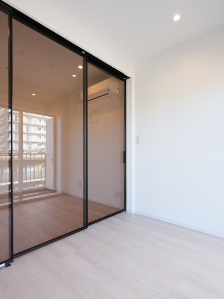 リビングとつながる扉にはお部屋の印象をよりスタイリッシュに、暮らしをシームレスに演出するクリア扉を採用。開放感を保ちつつ、空間を用途に合わせて使い分けられる仕様です。
