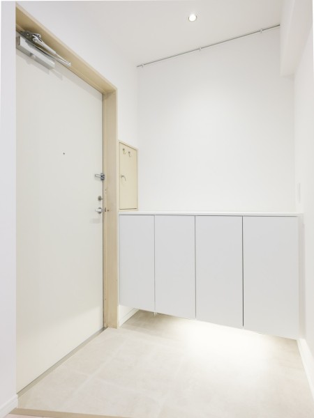 住まいの顔となる玄関はホワイトを基調に、ゆとりと穏やかさが出迎える気品漂う空間です。カウンタースペースにはお好みのアートを飾ったり、玄関先で必要な外出アイテムを備えておくにも重宝しそうです。