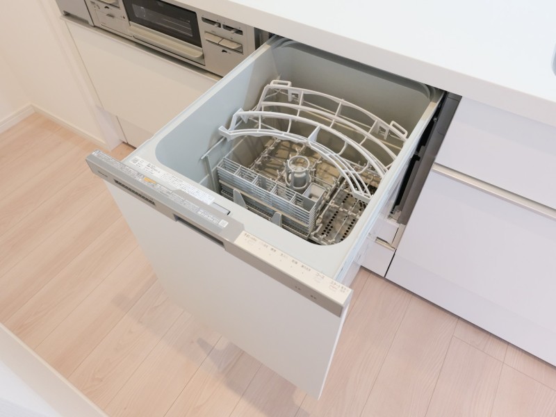 ◆食器洗浄乾燥機◆家事の時間を短縮できる優れもの。さらに節水・節約を同時に行うことができるので、大変人気があり重宝します。