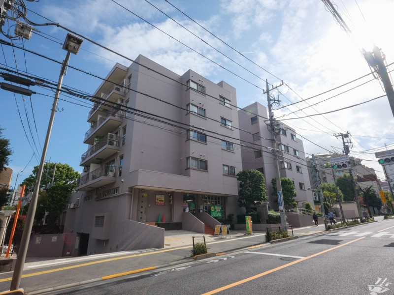 『大井町』駅徒歩5分の南品川ロイアルハイツは、2014年に耐震補強工事実施済のマンションです。『青物横丁』駅との2駅が利用でき、『渋谷』駅や『新宿』駅までも直通アクセスが可能です。