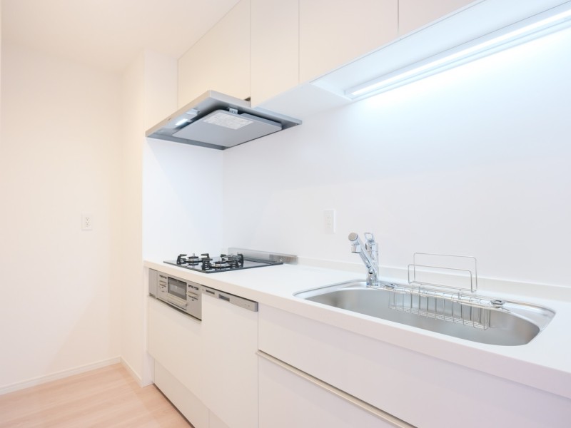 ホワイト基調で収納豊富な壁付けシステムキッチンです。壁付けなので水や油はねのお手入れもしやすく、家事時短に便利な食洗器を搭載した使い勝手の良さが魅力です。