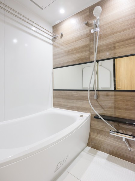 一日の疲れを癒すゆったりとしたバスルームです。ワイドミラーがより広さを感じさせ、リラックスタイムを心ゆくまでお愉しみいただけます。