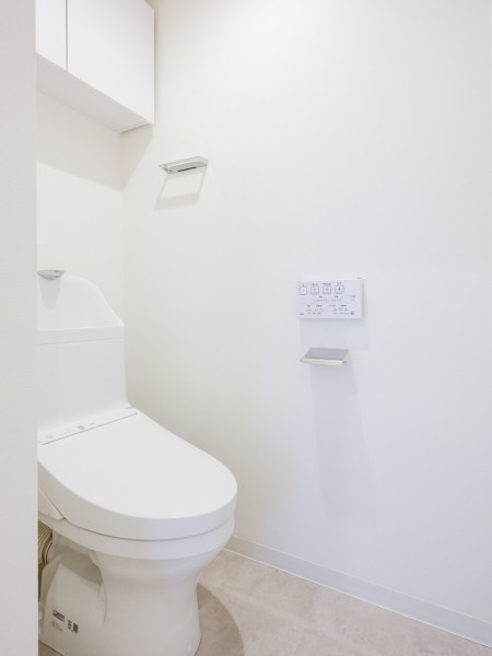 上品さが宿るホワイト基調のレストルームには上部吊戸棚収納を備え付けています。足元スペースに物を置く必要がないため、空間をすっきりとお使いいただけます。