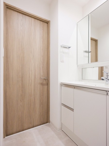 スタイリッシュな洗面化粧台には鏡裏収納や引き出し等の豊富な収納が備わり、散らかりがちな洗面スペースもすっきりと管理できそうです。