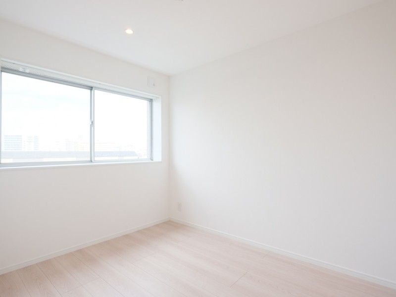 クローゼット付きの洋室1は主寝室にもぴったりなプライベートルームです。窓からの自然光が心地よく、伸びやかな時間が流れます。