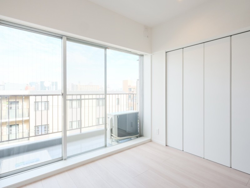 バルコニーに面した開放感溢れる洋室2は明るく、テレワークや作業スペースにもおすすめのお部屋です。