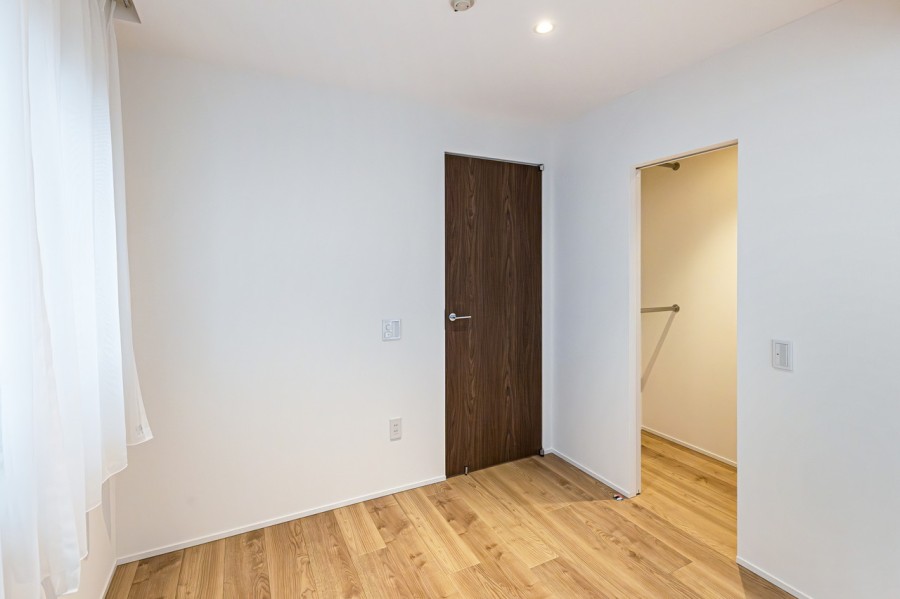 洋室１には頼もしい収納力をウォークインクローゼットを備え付けました。荷物はたっぷりしまい居室部分は広々とお使いいただけます。