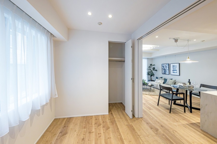 二面採光で明るい洋室2です。穏やかな自然光が入り、のびのびとお過ごしいただけるお部屋です。クローゼットが備え付けなので、スッキリしたお部屋を保てます。