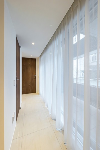 玄関から続く廊下は、大きな窓があるサービスバルコニーに隣接しているので採光を取込む開放的な空間となっています。