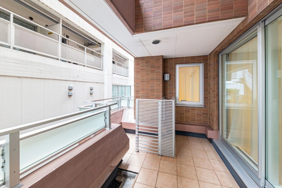 奥行きがあり、プライバシーが守られたサービスバルコニーです。暮らしに大切な光と風を感じることができるスペースです。