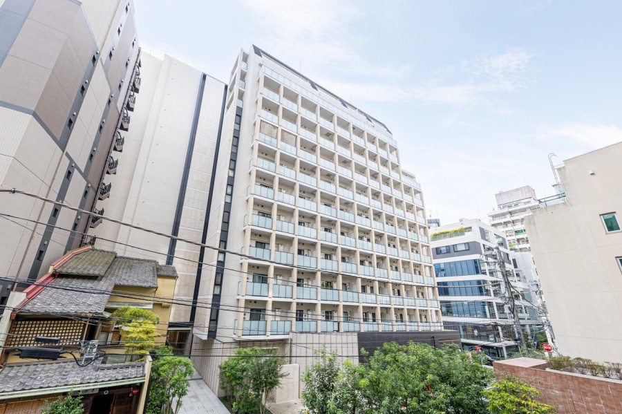 目線を上げるとスッキリとした大きな青い空が広がります。季節ごとの空の色を愉しみリフレッシュするのも良さそうです。