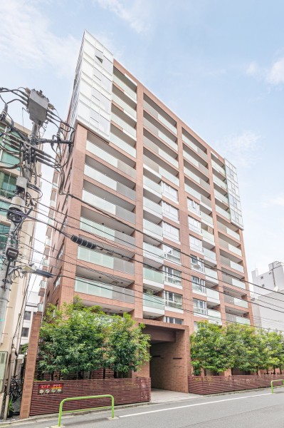 外観は洗練された重厚感のフォルムで存在感を感じる建物です。都心の主要駅にも快適なアクセスです。周辺には公園が多く、ペットとの散歩にも最適です。