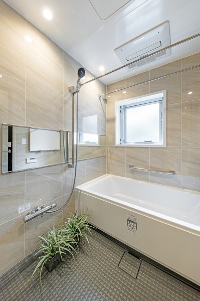 窓があるバスルームは、自然な明かりを取り込むことができ、明るく開放的な空間です。ゆったりしたバスタブで毎日のお風呂時間を心行くまで楽しめます。