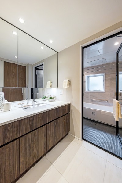 ゆとりのある洗面化粧台は大きな鏡が印象的なラグジュアリーな空間です。カウンター部分が広く、忙しい朝にも身支度がしやすい洗面室です。