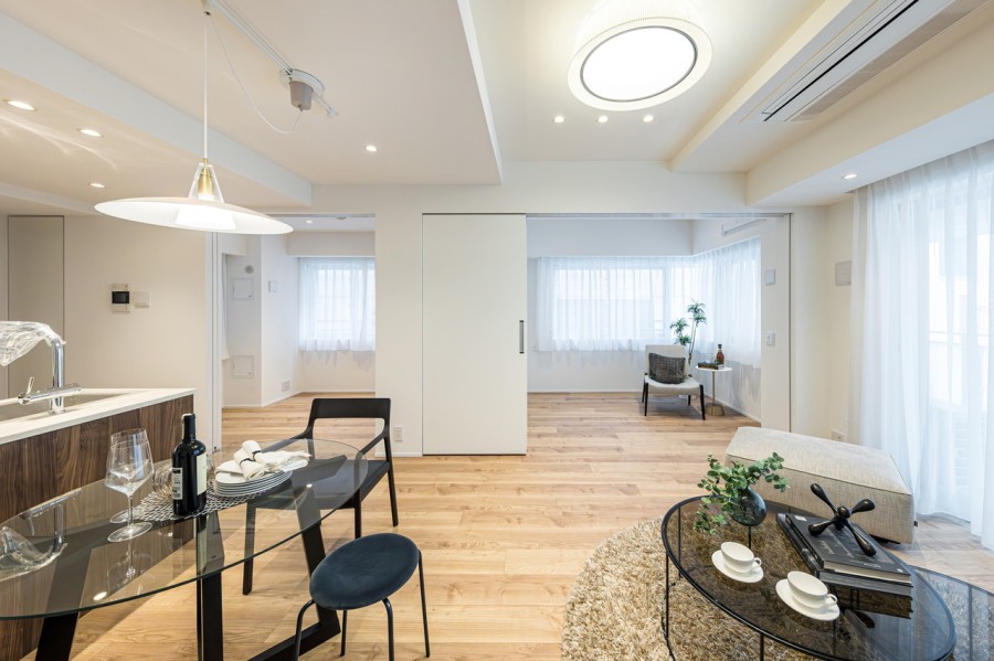 床材にはトリニティのチェスナットを採用し、上質で温もり溢れる住まいを演出します。どんなインテリアを置こうか、考えるだけで胸が高鳴ります。