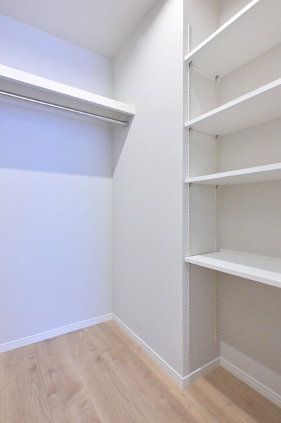 洋室1のウォークインクローゼットにはハンガーパイプ、豊富な可動棚が備わっています。かさばりやすいアウターや小物類もしっかりと収納できそうです。