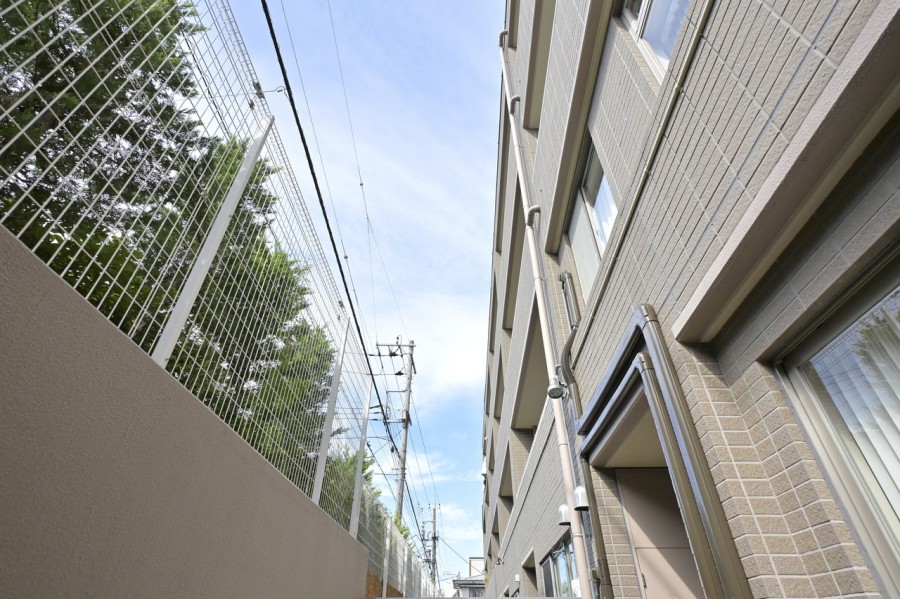 植栽があり外部からの視線も気にならず、あたたかな陽光を感じられます。季節とともに変わりゆく時間を感じながら、少し肩の力を抜きたくなるような空間です。