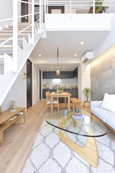 メゾネットタイプのリビングは、吹き抜けにより上階から降り注ぐ自然光と十分な通風が確保できます。開放的な空間の中、ゆったりとお過ごしいただけます。