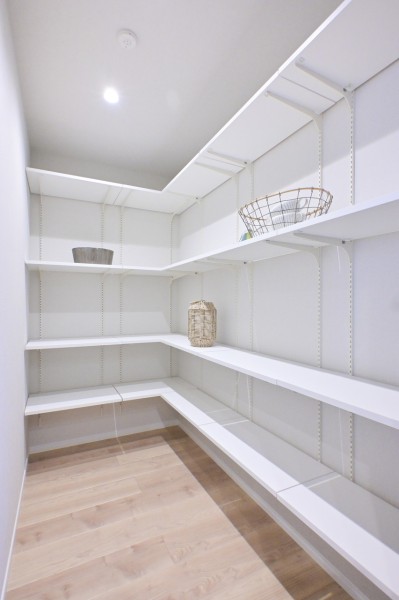 キッチン横にあるパントリーには、まとめ買いした食品や日用品、非常食を備蓄しておけば、災害時に役立ちます。