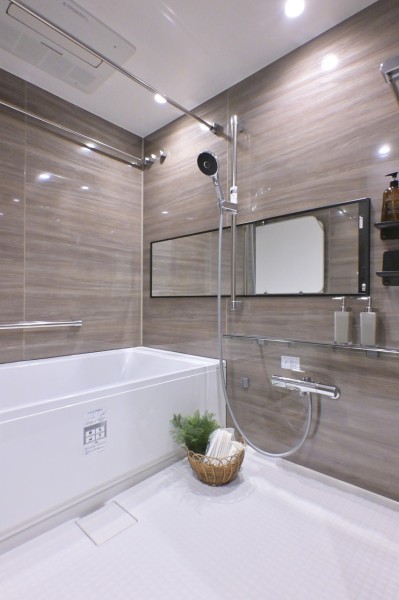 光沢感のある木目調パネルによって、より一層くつろぎの空間が演出されるバスルームです。ゆったりとした1618サイズのバスルームが1日の疲れをしっかり癒してくれます。