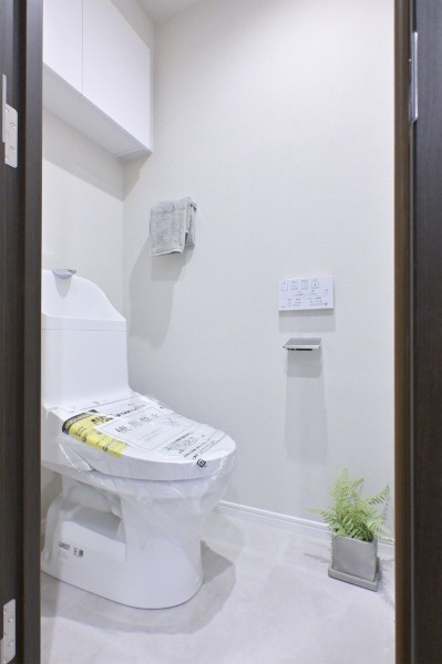 優れた節水効果や汚れが付きにくい便座など、ほしかった機能が揃ったウォシュレット一体型トイレです。背面には収納に便利な吊戸棚収納を備え付けました。