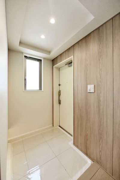 玄関にも窓があり、自然の光を感じます。人感センサーライトを設置していますので、遅い時間のご帰宅や、手が塞がっているときでも自動点灯で安心です。シューズボックスも大容量です。